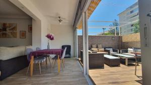 balkon ze stołem, krzesłami i kanapą w obiekcie CALAMORRO views w mieście Benalmádena