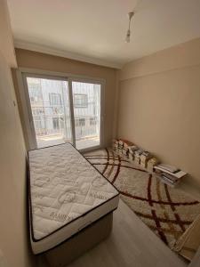1 dormitorio con cama y ventana grande en gezginin odası, en Izmir