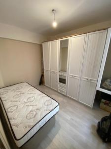 a bedroom with a large bed and a closet at gezginin odası in İzmir