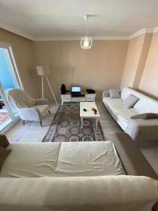 sala de estar con sofá y mesa en gezginin odası, en Izmir