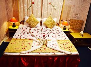 Cama o camas de una habitación en Manali Exotica Camping by StayApart