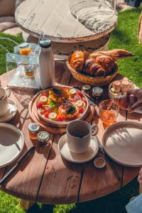 una mesa con un plato de comida y una taza de café en Domaine de Casanghjulina en Porto Vecchio