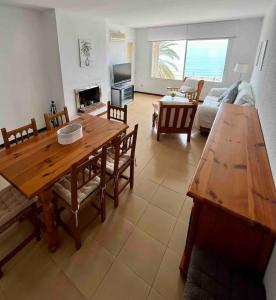 Televízia a/alebo spoločenská miestnosť v ubytovaní Precioso apartamento con chimenea y vistas al mar