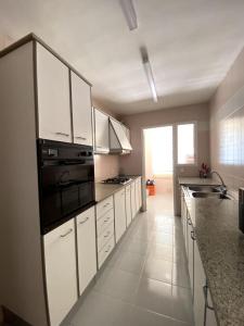 Kuchyňa alebo kuchynka v ubytovaní Precioso apartamento con chimenea y vistas al mar