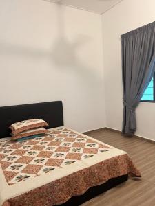 1 dormitorio con 1 cama con edredón en Kubu Gajah Homestay, 15 Minutes to Subang Airport, en Sungai Buloh