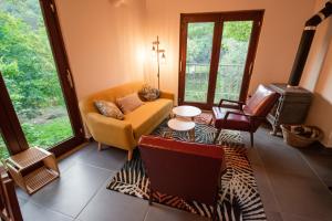 een woonkamer met een bank en een tafel bij Quinta da Lontra in Tábua