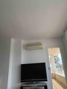Televízia a/alebo spoločenská miestnosť v ubytovaní Precioso apartamento con chimenea y vistas al mar