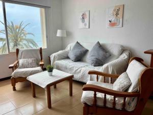 Posedenie v ubytovaní Precioso apartamento con chimenea y vistas al mar