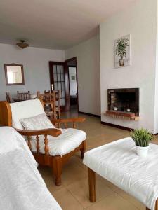 un soggiorno con 2 letti e un camino di Precioso apartamento con chimenea y vistas al mar a Sant Salvador