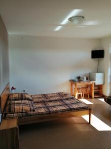 ein Schlafzimmer mit einem Bett und einem Schreibtisch in einem Zimmer in der Unterkunft Pokoje Gościnne Grzybowo in Grzybowo