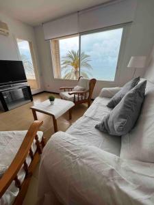 Posteľ alebo postele v izbe v ubytovaní Precioso apartamento con chimenea y vistas al mar