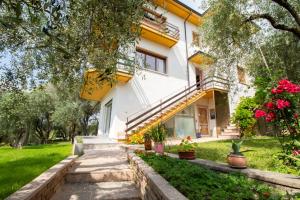 een huis met een tuin ervoor bij Villa Diana - Appartamenti vista Lago in Brenzone sul Garda