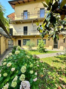 een gebouw met een bos bloemen ervoor bij Casa Sabaudia in Turijn