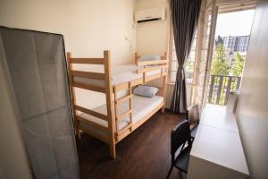 Uma cama ou camas num quarto em All in Hostel