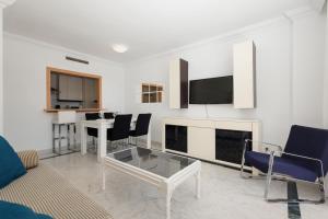 Telewizja i/lub zestaw kina domowego w obiekcie Sea view apartment in the center of puerto Banús and private parking