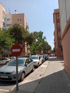 una fila di auto parcheggiate sul lato di una strada di Apartamento Delux1 a Valencia