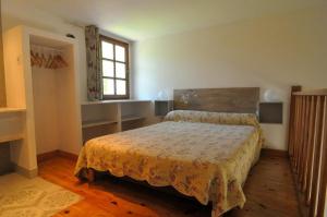 um quarto com uma cama e uma janela em Mas Le Pont des Aubes em LʼIsle-sur-la-Sorgue