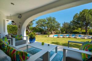 Gallery image of Villa Casa dos Sobreiros - Golden triangle - fully private 4 Bedroom villa 300 M2 - private pool - 1 hectare sculpted garden -WiFi and Air conditioning - Great for families in Almancil