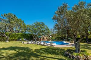 Gallery image of Villa Casa dos Sobreiros - Golden triangle - fully private 4 Bedroom villa 300 M2 - private pool - 1 hectare sculpted garden -WiFi and Air conditioning - Great for families in Almancil