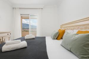 Łóżko lub łóżka w pokoju w obiekcie Sea view apartment in the center of puerto Banús and private parking
