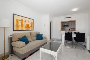 salon z kanapą i stołem w obiekcie Sea view apartment in the center of puerto Banús and private parking w Marbelli