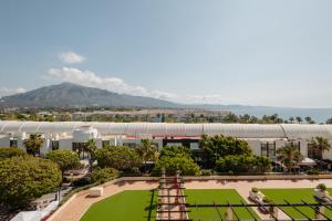 z góry widok na budynek z parkiem w obiekcie Sea view apartment in the center of puerto Banús and private parking w Marbelli