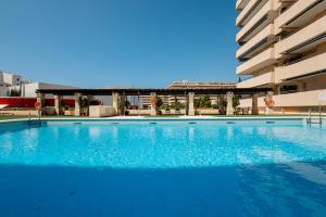 Basen w obiekcie Sea view apartment in the center of puerto Banús and private parking lub w pobliżu