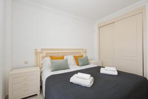 Łóżko lub łóżka w pokoju w obiekcie Sea view apartment in the center of puerto Banús and private parking