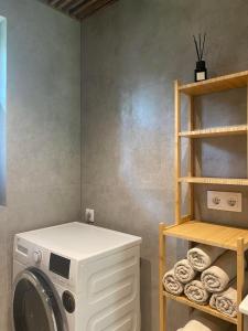 a laundry room with a washing machine and towels at Valgeranna Puhkekeskus in Valgeranna