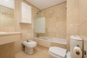 Łazienka w obiekcie Sea view apartment in the center of puerto Banús and private parking