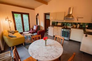 a kitchen and living room with a table and chairs at Quinta da Lontra in Tábua