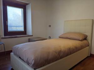 Ce lit se trouve dans un dortoir doté d'une fenêtre. dans l'établissement Casa Stella vicinanze Maranello, à Casa Stella