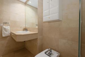 Łazienka w obiekcie Sea view apartment in the center of puerto Banús and private parking