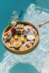 una tavola circolare di cibo in piscina di Saray Monumental Luxury Villa Medieval Town, Rhodes a Città di Rodi