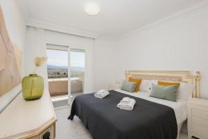 sypialnia z dużym łóżkiem i ręcznikami na nim w obiekcie Sea view apartment in the center of puerto Banús and private parking w Marbelli +35 zdjęć