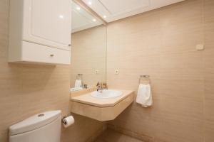łazienka z umywalką, toaletą i lustrem w obiekcie Sea view apartment in the center of puerto Banús and private parking w Marbelli