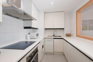 Kuchnia lub aneks kuchenny w obiekcie Sea view apartment in the center of puerto Banús and private parking