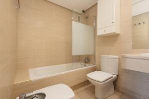 Łazienka w obiekcie Sea view apartment in the center of puerto Banús and private parking