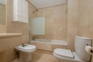 Łazienka w obiekcie Sea view apartment in the center of puerto Banús and private parking