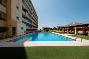 Basen w obiekcie Sea view apartment in the center of puerto Banús and private parking lub w pobliżu