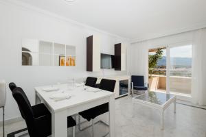 Telewizja i/lub zestaw kina domowego w obiekcie Sea view apartment in the center of puerto Banús and private parking