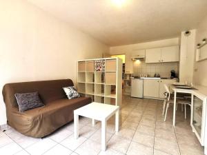 a living room with a couch and a kitchen at Studio Zen hypercentre parking privé WIFI in Salon-de-Provence