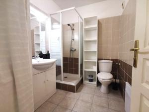 a bathroom with a shower and a toilet and a sink at Studio Zen hypercentre parking privé WIFI in Salon-de-Provence