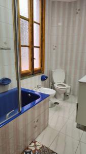 a bathroom with a toilet and a tub and a sink at LAS LETRONAS in Gijón