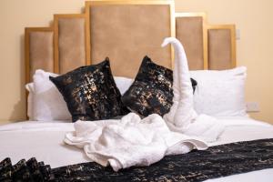 een zwaan gemaakt van handdoeken op een bed bij Executive 1 Bedroom with Secure Parking Nakuru in Nakuru