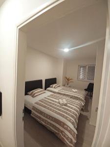 um quarto com duas camas num quarto em Apartman Christina em Bilice