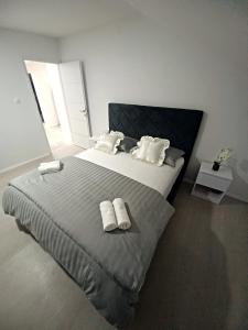 - une chambre avec un grand lit et 2 serviettes dans l'établissement Apartman Christina, à Bilice