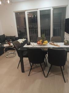 un comedor con una mesa con fruta. en Apartman Christina, en Bilice