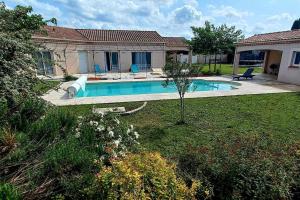 een zwembad in de tuin van een huis bij Villa 140 m² hab. avec piscine in Castres