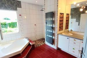 Koupelna v ubytování Villa 140 m² hab. avec piscine + 6 fotografií